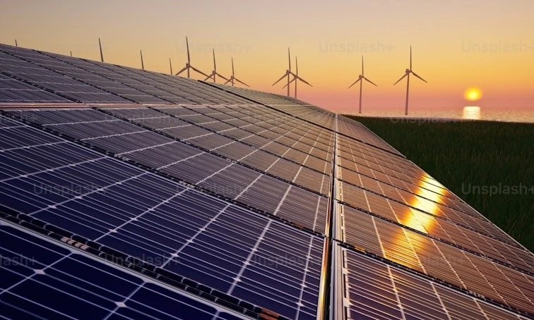 Paneles solares atardecer.webp