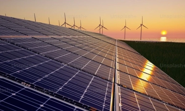 Paneles solares atardecer.webp